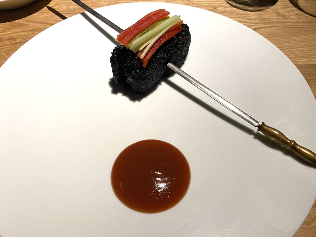 Agnello «da Montreal a San Damaso»: allo spiedo con giardiniera di verdure e salsa di mostarda di pesche...